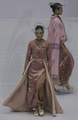 epa12144950 Models present creations by Indonesian fashion designers Julie Kaimuddin and Lily Tenun Galery during Indonesia Fashion Week 2025 in Jakarta, Indonesia, 30 May 2025. The event runs from 28 May to 01 June 2025.  EPA/BAGUS INDAHONO