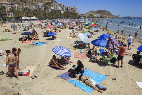 epa12145027 Several beach-goers enjoy a sunny morning on El Postiguet beach amid a heatwave in the city of Alicante, eastern Spain, 30 May 2025. Several parts of Spain are expected to be hit by an extreme heatwave, with temperatures reaching up to 40 degrees Celsius over the next two days.  EPA/PEP MORELL