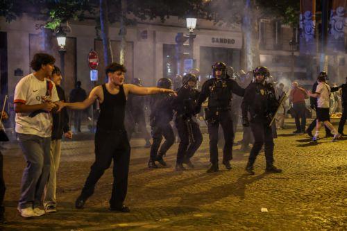 epa12148462 French police in action as clashes erupt with PSG fans celebrating on the Champs-Elysees after their team won the UEFA Champions League final between Paris Saint-Germain and Internazionale Milano, Paris, France, 31 May 2025.  EPA/CHRISTOPHE PETIT TESSON