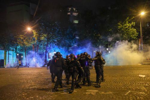 epa12148465 French police in action as clashes erupt with PSG fans celebrating on the Champs-Elysees after their team won the UEFA Champions League final between Paris Saint-Germain and Internazionale Milano, Paris, France, 31 May 2025.  EPA/CHRISTOPHE PETIT TESSON