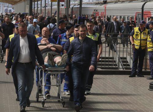 epa12148803 Russian Railway staff assist passengers injured the previous night when a bridge collapsed onto a train in the Bryansk region, following their arrival at Kiyevsky railway station in Moscow, Russia, 01 June 2025. A road bridge in the Bryansk region collapsed directly onto the Klimovâ€“Moscow passenger train during the night between 31 May and 01...