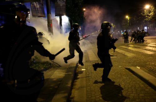 epaselect epa12148414 French police in action as fans of PSG celebrate after their team won the UEFA Champions League final between Paris Saint-Germain and Internazionale Milano, Paris, France, 31 May 2025.  EPA/CHRISTOPHE PETIT TESSON