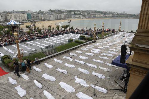 epa12149116 People lie wrapped in white blankets symbolizing Palestinian dead, as they stage a protest against the Israeli offensive in the Gaza Strip, in San Sebastian, Basque Country, Spain, 01 June 2025. More than 54,400 Palestinians have been killed in the Gaza Strip, according to the Palestinian Ministry of Health, since Israel launched a military...