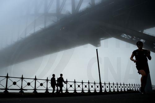 epa12150057 The Sydney Harbour Bridge disappears under a thick blanket of fog in Sydney, Australia, 02 June 2025. A thick fog blanketing Sydney has cancelled ferries and delayed flights.  EPA/BIANCA DE MARCHI AUSTRALIA AND NEW ZEALAND OUT