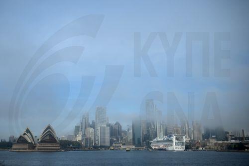 epa12150074 The Sydney Opera House and CBD are seen as fog dissipates in Sydney, Australia, 02 June 2025. A thick fog blanketing Sydney has cancelled ferries and delayed flights.  EPA/BIANCA DE MARCHI AUSTRALIA AND NEW ZEALAND OUT