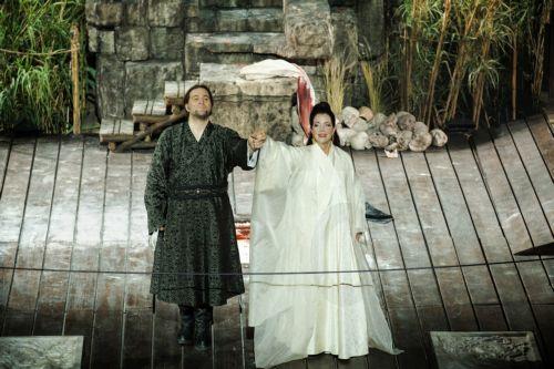 Ο Ρικκάρντο Μάσσι και η Λιζ Λίντστρομ, υποκλίνονται στο κοινό, στο φινάλε της πρεμιέρας της νέας Τουραντότ της Εθνικής Λυρικής Σκηνής, στο κατάμεστο Ωδείο Ηρώδου Αττικού (Ηρώδειο), την Κυριακή 01 Ιουνίου 2025 (δημοσιεύεται Δευτέρα 02 Ιουνίου 2025). Το κύκνειο άσμα του Πουτσίνι παρουσιάστηκε σε μια μεγαλειώδη παραγωγή, η οποία προετοιμαζόταν με πυρετώδεις...