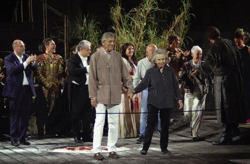 Ο Σκηνοθέτης Αντρέι Σερμπάν και η σκηνογράφος Χλόη Ομπολένσκι, υποκλίνονται στο κοινό, στο φινάλε της πρεμιέρας της νέας Τουραντότ της Εθνικής Λυρικής Σκηνής, στο κατάμεστο Ωδείο Ηρώδου Αττικού (Ηρώδειο), την Κυριακή 01 Ιουνίου 2025 (δημοσιεύεται Δευτέρα 02 Ιουνίου 2025). Το κύκνειο άσμα του Πουτσίνι παρουσιάστηκε σε μια μεγαλειώδη παραγωγή, η οποία...