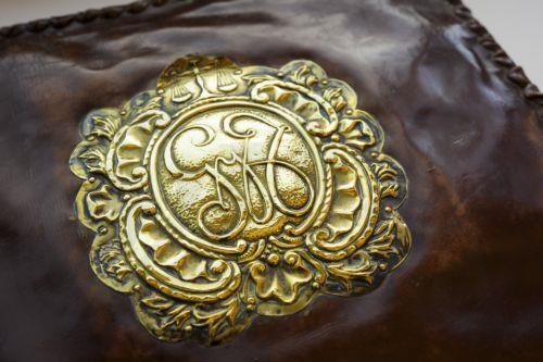 epa12154994 A leather folder owned by Salvador Dali's family is displayed in Figueres, Spain, 04 June 2025. Original furniture and objects from Salvador Dali's family were donated to the museum located at the Dali family home.  EPA/DAVID BORRAT  EPA-EFE/DAVID BORRAT