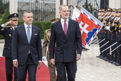 epa12168595 Slovak President Peter Pellegrini (L) and King Felipe VI of Spain (R) inspect a guard of honor before their meeting at Presidential Palace in Bratislava, Slovakia, 10 June 2025. King Filipe VI of Spain is on an official visit to Slovakia.  EPA/JAKUB GAVLAK