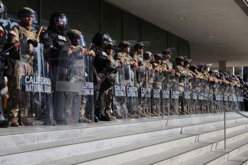 epaselect epa12169353 The California National Guard stands in front of the Federal Building during protests sparked by immigration raids in Los Angeles, California, USA, 10 June 2025. Approximately 2,000 National Guard troops were deployed on 08 June in Los Angeles by US President Donald Trump, though the state of California had not requested any additional...