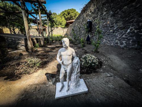 epa12169801 A view of the green area at the so-called House of the Garden of Herculesâ€”also known as the 'Perfumerâ€™s House'â€”in the Pompeii Excavations, Naples, Italy, 11 June 2025. A botanical and historical enhancement project has been completed at the site, believed to have been involved in the production and trade of scented essences during Roman...