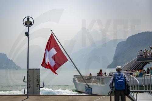 epa12169918 A haze of smoke from Canadian wildfires blankets the sky and mountains with a Staemship at the Urnersee in Brunnen, Switzerland, 11 June 2025. The smoke, originating from wildfires in the Canadian Manitoba and Saskatchewan provinces, crossed the Atlantic, according to the Copernicus Atmosphere Monitoring Service (CAMS).  EPA/URS FLUEELER