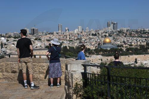 epa12172996 People look at the Dome of the Rock in the Al Aqsa compound in Jerusalem's old city, 13 June 2025. Israelâ€™s Home Front Command announced on 13 June the enforcement of a stricter defense policy, including â€œprohibition on educational activities, gatherings, and workplaces, except for essential sectorsâ€, following early morning airstrikes...