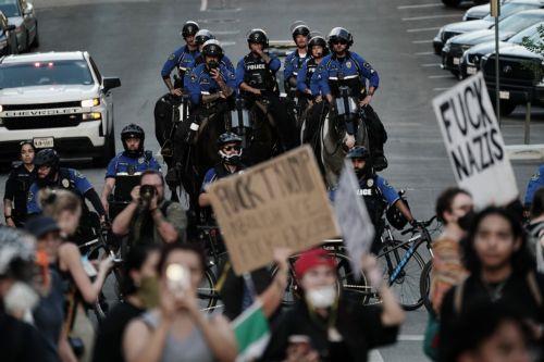 epa12176573 Austin Police respond to a 'No Kings' protest, one of many being held all over the country organized to protest US President Donald Trump and his administration's policies, in Austin, Texas, USA, 14 June 2025. 'No Kings' protests are expected to be held all over the country to protest Trump's administration policies.  EPA/DUSTIN SAFRANEK