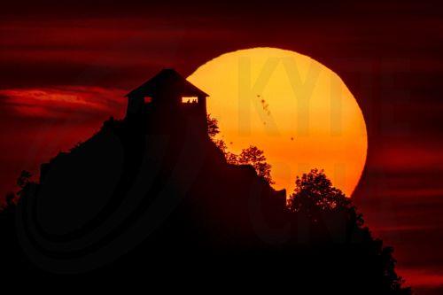 epaselect epa12178407 The setting sun glows behind Salgo Castle as seen from Salgotarjan, northern Hungary, 15 June 2025.  EPA/Peter Komka HUNGARY OUT