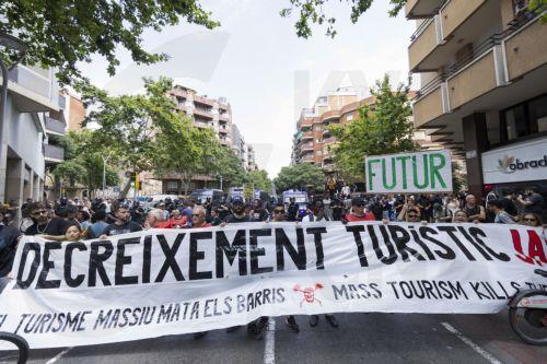 epa12178817 Activists and residents march to demand measures against mass tourism in their hometown, in Barcelona, Spain, 15 June 2025 (issued 16 June 2025). The protest in Barcelona was part of a coordinated call in different cities to raise awareness of overtourism across southern Europe's top destinations, including Mallorca, Venice and Lisbon. The...