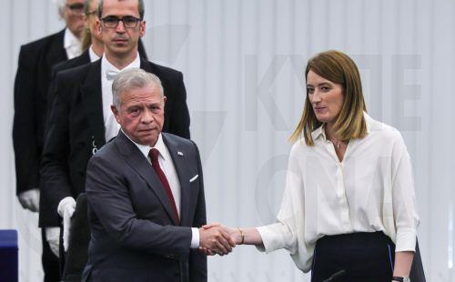 epa12180744 King Abdullah II (L) of Jordan and European Parliament President Roberta Metsola shake hands at the European Parliament in Strasbourg, France, 17 June 2025. The current European Parliament plenary session runs from 16 to 19 June 2025.  EPA/RONALD WITTEK