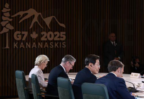 epa12182354 South Korean President Lee Jae Myung (3rd from L) takes part in an expanded meeting of the Group of Seven summit, together with French President Emmanuel Macron (R), British Prime Minister Keir Starmer (2nd from L) and European Commission President Ursula von der Leyen, in Kananaskis, Canada, on 17 June 2025.  EPA/YONHAP SOUTH KOREA OUT