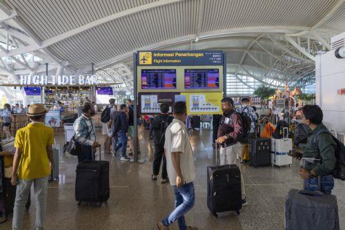 epa12182595 People commute at Ngurah Rai International Airport in Bali, Indonesia, 18 June 2025. Numerous flights to and from Bali were canceled following the eruption of Mount Lewotobi Laki-Laki in East Nusa Tenggara on 17 June 2025. The volcano sent a massive ash plume soaring 10 km high.  EPA/MADE NAGI