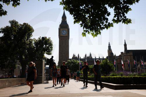 epa12185050 People walk in Parliament Square in London, Britain, 19 June 2025. A heatwave is expected in Britain and Ireland, with temperatures expected to rise up to 32 degrees Celsius this week.  EPA/ANDY RAIN