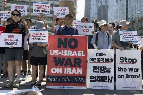 epa12192031 Protesters shout slogans and hold placards during a rally against Israeli and US attacks on Iran, outside the US Embassy in Seoul, South Korea, 23 June 2025. The US bombed three of Iran's nuclear sites in Fordow, Natanz, and Isfahan while Israel and Iran have been exchanging fire since Israel launched strikes across Iran on 13 June 2025 as part...