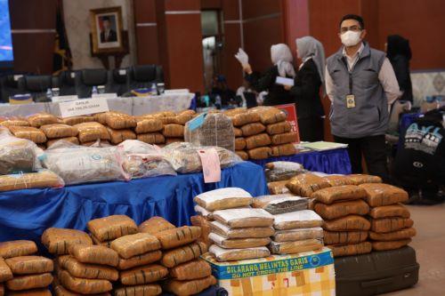 epa12192128 An Indonesian National Narcotic Agency officer stands in front of evidence during a press conference on the disclosure of a drug distribution network at the Directorate General of Customs and Excise office in Jakarta, Indonesia, 23 June 2025. The Indonesian National Narcotic Agency, together with Indonesian Customs, have succeeded in arresting...