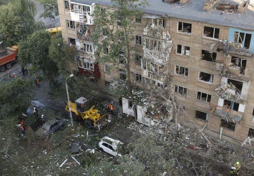 epa12192194 Emergency services at the site of a rocket strike on a five-storey residential building, after a massive overnight attack on Kyiv, Ukraine, 23 June 2025, amid the ongoing Russian invasion. Russian strikes targeted residential buildings, educational institutions, sports facilities, a business center, and cars in the six districts of Kyiv. At...