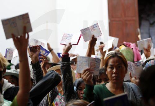 epaselect epa12194569 Cambodian people show their travel documents to cross the border during a temporary reopening of the border to allow stranded Cambodians and Thais to return home following the border closure at the Ban Klong Luk border checkpoint in Aranyaprathet district, Sa Kaeo province, Thailand, 24 June 2025. The Thai military has closed crossing...