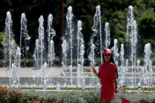 epaselect epa12196441 A woman stands by fountains during a hot summer day in Sofia, Bulgaria, 25 June 2025. According to weather forecasts, the next days are expected to bring temperatures at over 40 degrees Celsius in Bulgaria.  EPA/VASSIL DONEV
