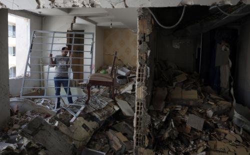epaselect epa12196410 An Iranian man removes debris from his damaged house after a recent Israeli airstrike, in Tehran, Iran, 25 June 2025, during a US-mediated ceasefire between Iran and Israel that started on 24 June. Israel has been conducting a campaign across Iran since 13 June, targeting nuclear, military, and energy facilities, prompting Iran to...
