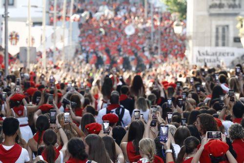 epa12205821 People take pictures of participants attending the traditional 'alarde' parade during festivities in the town of Irun, Basque Country, northern Spain, 30 June 2025. The parade commemorates the victory of Irun's troops over French invaders on 30 June 1522. Each year, residents dressed as members of the infantry, lumberjacks, sappers, and a...