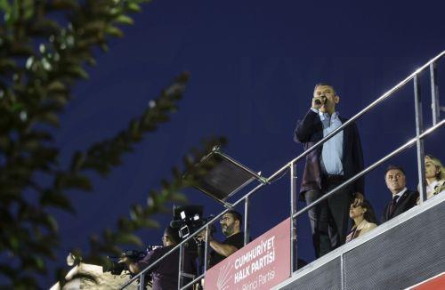 epa12209310 Turkish main opposition Republican People's Party (CHP) leader Ozgur Ozel speaks during a rally organized by the country's main opposition Republican People's Party (CHP) against the suspension and imprisonment of Istanbul Mayor Ekrem Imamoglu, in front of the Istanbul Municipality in Istanbul, Turkey, 01 July 2025. Imamoglu, of the Republican...