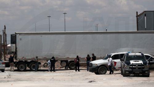 epa12209424 Forensic experts move bodies piled up in a crematorium into a truck in Ciudad Juarez, Chihuahua, Mexico, 01 July 2025 (issued 02 July 2025). The discovery of 383 bodies has shaken hundreds of families, who are now facing the possibility that the remains of their loved ones were never treated with dignity at six funeral homes.  EPA/Luis Torres