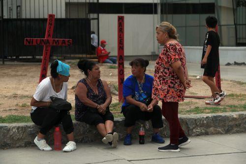 epa12209428 Relatives of the bodies found in a crematorium wait for information from the Chihuahua State Prosecutor’s Office in Ciudad Juarez, Chihuahua, Mexico, 01 July 2025 (issued 02 July 2025). The discovery of 383 uncinerated bodies has shaken hundreds of families, who are now facing the possibility that the remains of their loved ones were never...
