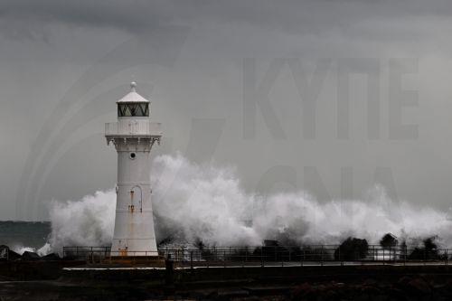 epa12209464 Large swells batter the seawall and lighthouse at Wollongong Harbour in Wollongong, New South Wales, Australia, 02 July 2025. Parts of New South Wales recorded more than 120 mm of rain in a single day, and authorities warn that conditions may worsen over the next 24 hours.  EPA/DEAN LEWINS NO ARCHIVING AUSTRALIA AND NEW ZEALAND OUT
