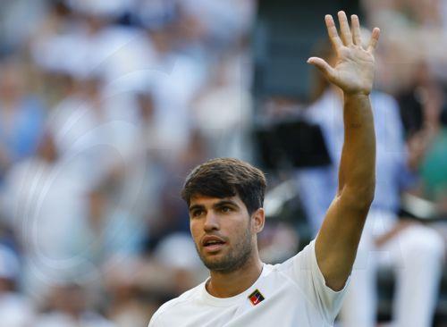 epa12216298 Carlos Alcaraz of Spain waves after winning his Men's 3rd round match against Jan Lennard Struff of Germany at the Wimbledon Championships, Wimbledon, Britain, 04 July 2025.  EPA/TOLGA AKMEN  EDITORIAL USE ONLY EDITORIAL USE ONLY