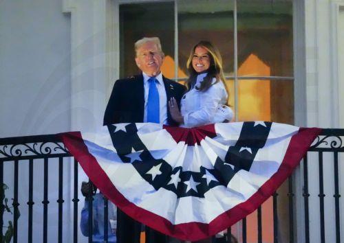 epa12216868 US President Donald Trump and First Lady Melania Trump watch the Fourth of July fireworks from the White House in Washington, DC, USA, 04 July 2025.  EPA/BONNIE CASH / POOL POOL PHOTO