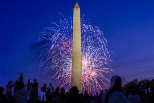 epa12216889 Fireworks light up the sky near the Washington Monument during Independence Day celebrations in Washington, DC, US, 04 July 2025. Earlier in the day, festivities included a parade, a concert at the US Capitol, and a White House picnic for military families.  EPA/SHAWN THEW