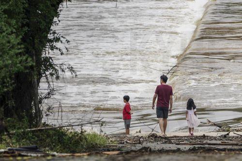 epa12218642 People watch the Guadalupe River flow over a bridge in Kerrville, Texas, USA 05 July 2025. Twenty seven people are confirmed dead and dozens missing after floodwaters swept through a summer camp and nearby homes early 04 July. Search and Rescue teams continue working around the clock following flash flooding on the Guadalupe River in Kerr...