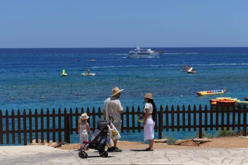 Κύπριοι και τουρίστες απολαμβάνουν την θάλασσα στην παραλία του Πρωταρά, 6 Ιουλίου 2025. ΚΥΠΕ/ΚΑΤΙΑ ΧΡΙΣΤΟΔΟΥΛΟΥ