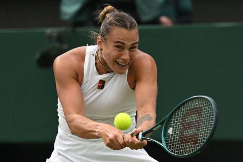 epa12220508 Aryna Sabalenka of Belarus in action during the Women's Round of 16 match against Elise Mertens of Belgium at the Wimbledon Championships, Wimbledon, Britain, 06 July 2025.  EPA/DANIEL HAMBURY  EDITORIAL USE ONLY