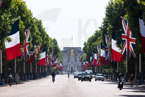 epa12225433 UK and French flags along The Mall during a state visit in London, Britain, 08 July 2025 French President Macron and his wife Brigitte are on a three-day state visit to Britain.  EPA/CHRIS RATCLIFFE / POOL
