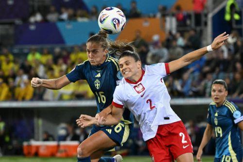 epaselect epa12225687 Martyna Wiankowska (R) of Poland and Filippa Angeldahl (L) of Sweden in action during the UEFA Women's EURO 2025 group C championship soccer match between Poland and Sweden in Lucerne, Switzerland, 08 July 2025.  EPA/Marcin Bielecki POLAND OUT