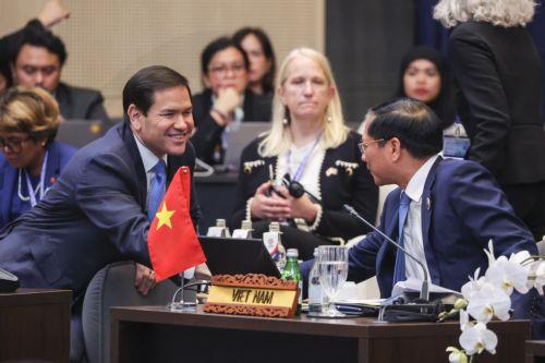 epa12231039 US Secretary of State Marco Rubio (L) greets Vietnam's Deputy Prime Minister and Minister of Foreign Affairs Bui Thanh Son (R) during the 32nd Association of Southeast Asian Nations (ASEAN) Regional Forum at the 58th Association of Southeast Asian Nations (ASEAN) Foreign Ministers’ Meetings in Kuala Lumpur, Malaysia, 11 July 2025.  EPA/FAZRY...