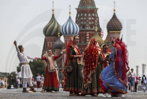 epa12232114 People dressed in Indian-style outfits walk on the Red Square during a hot summer day, in Moscow, Russia, 11 July 2025. Temperatures in the Moscow region reached more than 36 degrees Celsius.  EPA/SERGEI ILNITSKY