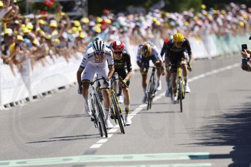 epa12232414 Slovenian rider Tadej Pogacar (L) of UAE Team Emirates and Danish rider Jonas Vingegaard (2-L) of Team Visma-Lease a Bike sprint for victory in the 7th stage of the Tour de France cycling race over 197km from Saint Malo to Mur-de-Bretagne, France, 11 July 2025.  EPA/MARTIN DIVISEK