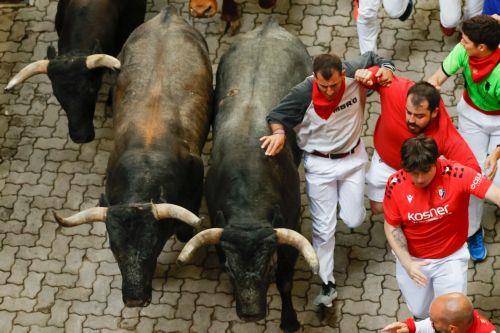 epa12236965 'Mozos' or runners take part in the eighth running of the bulls during the San Fermin Festival in Pamplona, northern Spain, 14 July 2025. The festival is held annually from 06 to 14 July.  EPA/VILLAR LOPEZ