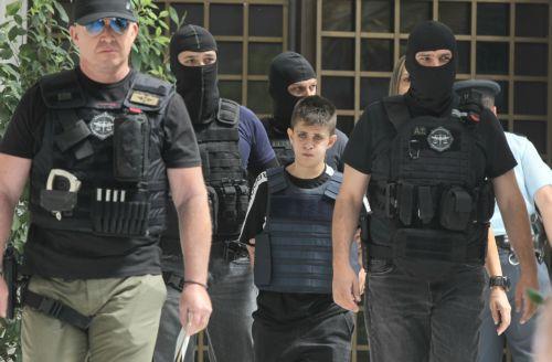 ΣΗΜΕΙΩΣΗ ΓΙΑ ΤΟΥΣ EDITORS. ΠΡΟΣΟΧΗ: Η φωτογραφία έχει ληφθεί χωρίς τη ρητή άδεια των εικονιζόμενων. Η δημοσίευση των χαρακτηριστικών τους γίνεται αποκλειστικά με ευθύνη του συνδρομητή. Η κατηγορουμένη Ειρήνη Μουρτζούκου συνοδεία ισχυρής αστυνομικής δύναμης αποχωρεί από τη ΓΑΔΑ για να μεταφερθεί στις φυλακές Κορυδαλλού, Αθήνα, Δευτέρα 14 Ιουλίου 2025. Η...