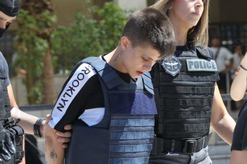 ΣΗΜΕΙΩΣΗ ΓΙΑ ΤΟΥΣ EDITORS. ΠΡΟΣΟΧΗ: Η φωτογραφία έχει ληφθεί χωρίς τη ρητή άδεια των εικονιζόμενων. Η δημοσίευση των χαρακτηριστικών τους γίνεται αποκλειστικά με ευθύνη του συνδρομητή. Η κατηγορουμένη Ειρήνη Μουρτζούκου συνοδεία ισχυρής αστυνομικής δύναμης αποχωρεί από τη ΓΑΔΑ για να μεταφερθεί στις φυλακές Κορυδαλλού, Αθήνα, Δευτέρα 14 Ιουλίου 2025. Η...