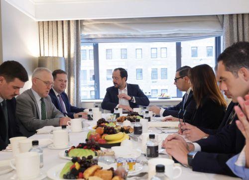 Ο Πρόεδρος της Δημοκρατίας κ. Νίκος Χριστοδουλίδης σε συνάντηση με τον Υφυπουργό για την Ευρώπη και τη Βόρεια Αμερική του Ηνωμένου Βασιλείου κ. Stephen Doughty, στο περιθώριο της άτυπης διευρυμένης συνάντησης για την Κύπρο.